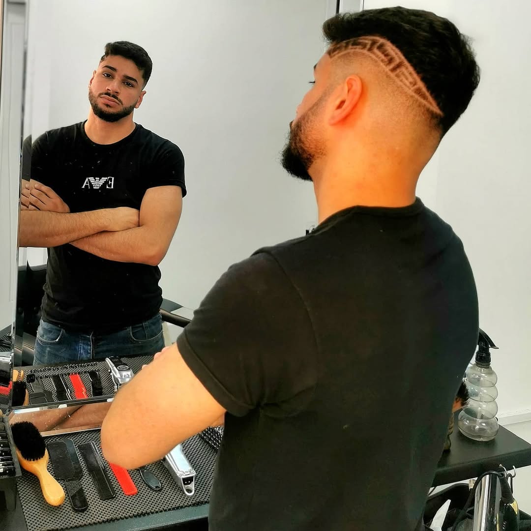 Mahmoud in mirror during a premium barber session
